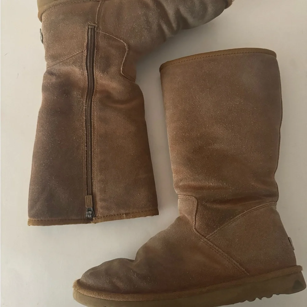 UGG real shearling suede leather Winter Boots with Side Zipper. Size: 8